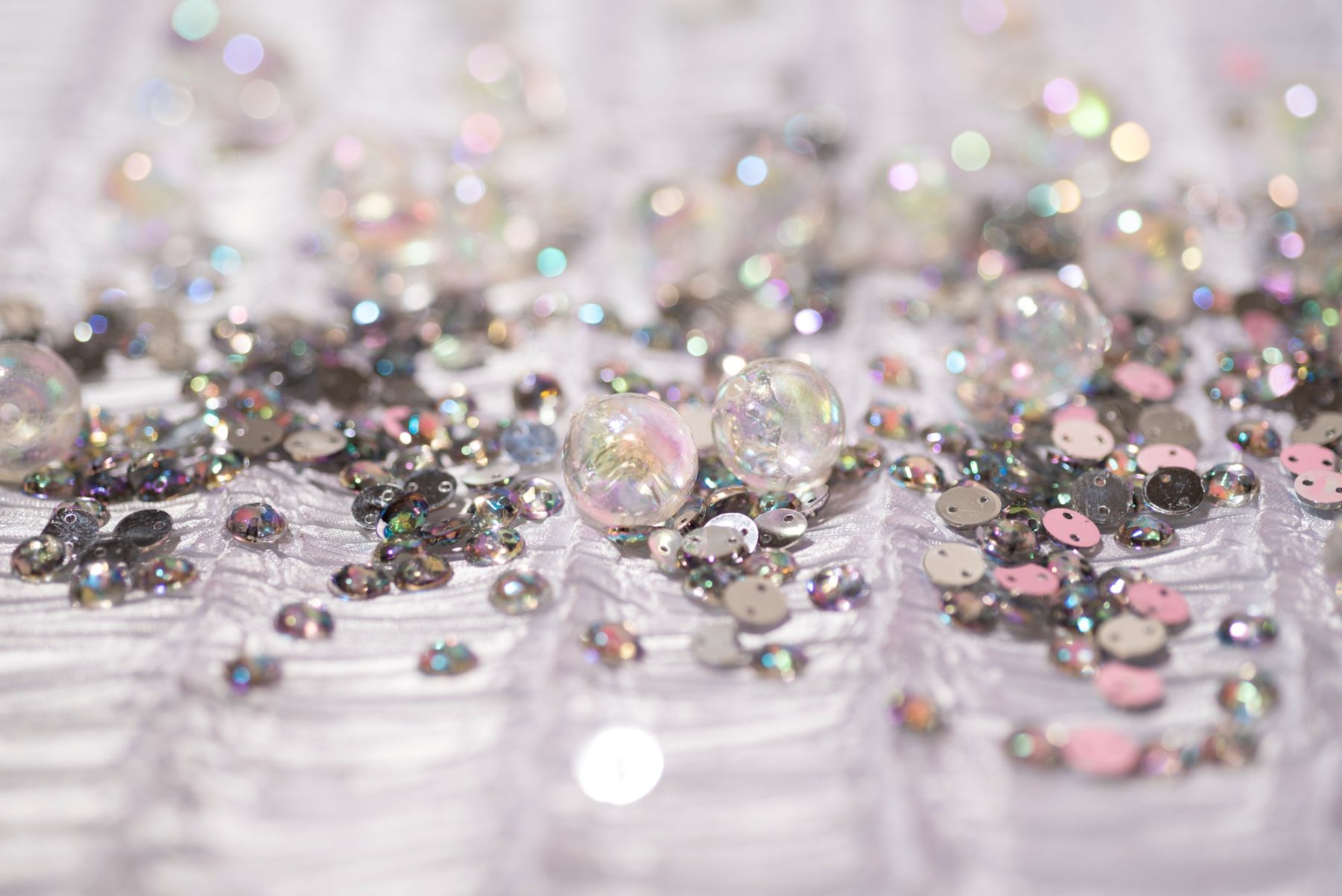 Jak dobrać biżuterię do sukienki – poradnik kolorystyczny