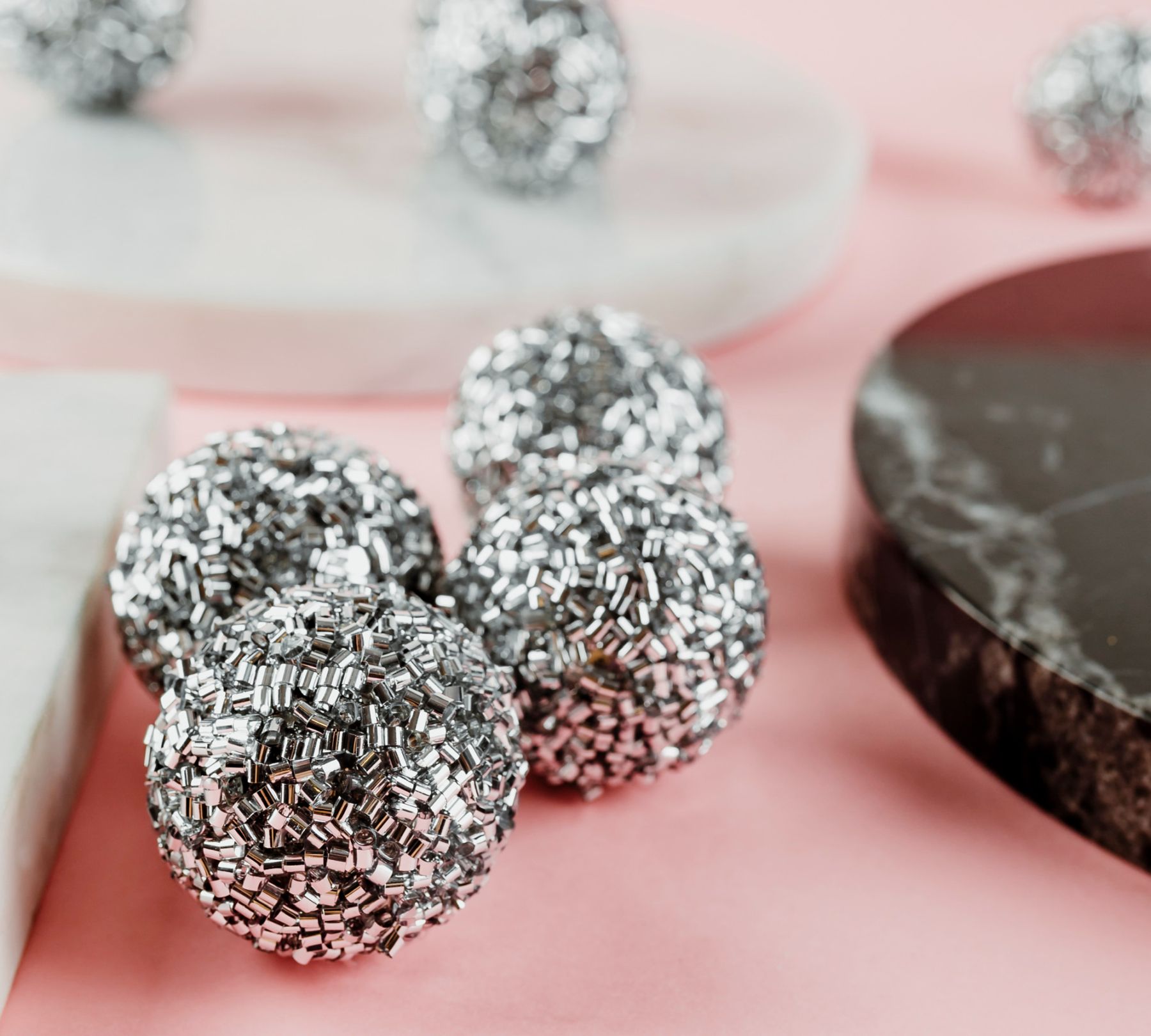 Jaki naszyjnik do dekoltu? Przewodnik po typach dekoltów